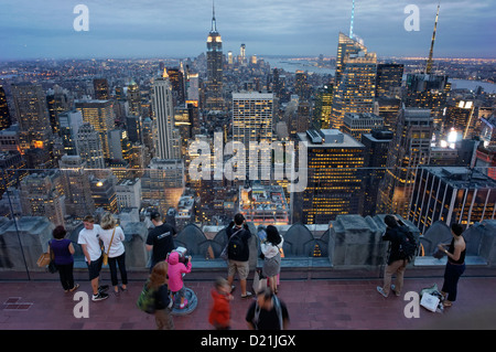 Panoramablick auf Downtown Manhattan von oben auf den Felsen, Rockefeller Center, New York Stockfoto