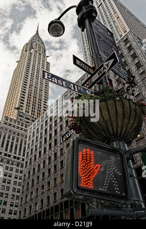 Rote Ampel vor das Chrysler building, vertikal, New York City, New York, USA Stockfoto