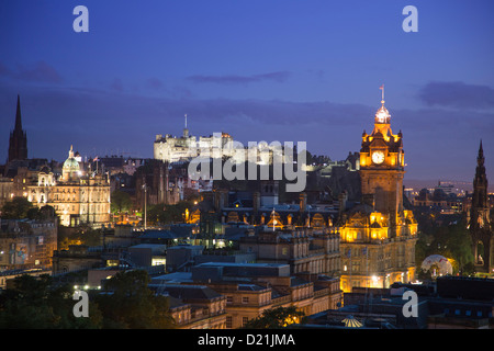 Edinburgh Castle und Gebäuden gesehen vom Calton Hill bei Nacht, Edinburgh, Schottland, Vereinigtes Königreich Stockfoto