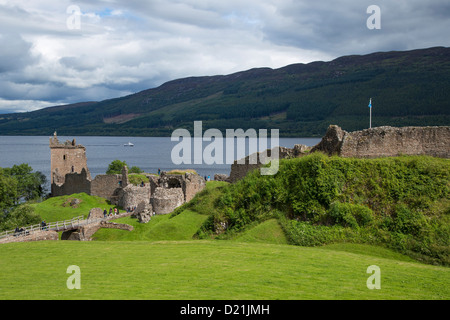 Ruinen von Urquhart Castle am Rand des Loch Ness in der Nähe von Drumnadrochit, Inverness-Shire, Highland, Schottland, Vereinigtes Königreich Stockfoto