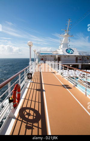 Laufstrecke auf Deck Kreuzfahrt Schiff Azamara Reise (Azamara Club Cruises), irische See, in der Nähe von Wales, Vereinigtes Königreich Stockfoto