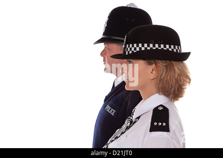 Studioaufnahme von männlichen und weiblichen britischen Polizisten in traditionellen einheitliche Profile. Stockfoto