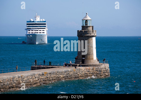 Leuchtturm auf Steg und Kreuzfahrt Schiff Azamara Journey, Azamara Club Cruises, vor Anker, St Peter Port, Guernsey, Channel Islands, Stockfoto
