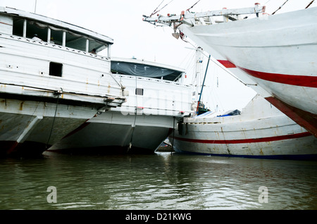 Phinisi Schiff, Indonesisches traditionelles Schiff, Parkplatz im historischen Sunda Kelapa Hafen, Jakarta, Indonesien Stockfoto