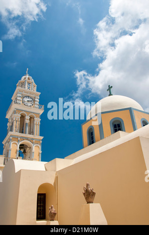 Die katholische Kathedrale in der Hauptstadt Fira auf der griechischen Insel Santorin gelegen. Stockfoto