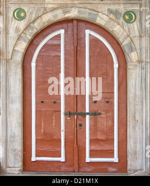 Alte reich verzierten Holztüren in der Hagia Irene-Moschee in Istanbul, Türkei. Stockfoto