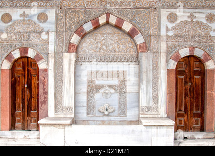 Alte reich verzierten Holztüren an der Hagia Sophia-Moschee in Istanbul, Türkei. Stockfoto