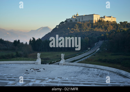 Cassino. Italien. Blick auf die Abtei von Monte Cassino aus der polnischen Soldatenfriedhof. Stockfoto