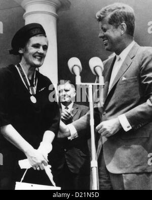 FRANCES KELSEY US-Pharmakologe, die sich weigerten, marketing von Thalidomid genehmigen erhält Auszeichnung von Präsident Kennedy 1962 Stockfoto