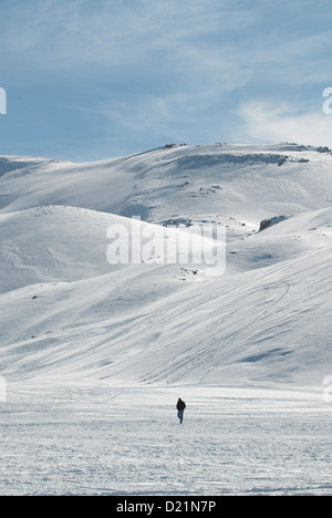 Mann allein zu Fuß in den Schnee Stockfoto