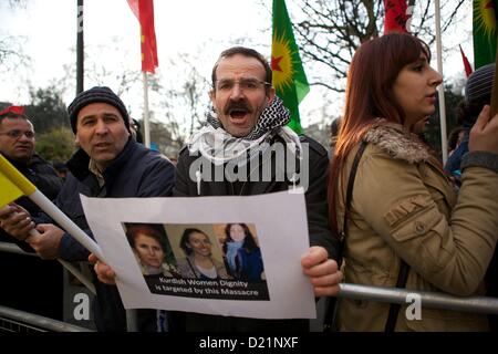 London, UK. 11. Januar 2013. Mitglieder des Londoner kurdische Gemeinschaft halten einen Protest außerhalb der türkischen Botschaft in London über die Ermordung von drei türkischen Aktivisten diese Woche in Paris. Behörden in Frankreich haben die Morde als ein "Attentat" bezeichnet. George Henton / Alamy Live News. Stockfoto