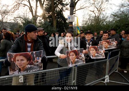 London, UK. 11. Januar 2013. Mitglieder des Londoner kurdische Gemeinschaft halten einen Protest außerhalb der türkischen Botschaft in London über die Ermordung von drei türkischen Aktivisten diese Woche in Paris. Behörden in Frankreich haben die Morde als ein "Attentat" bezeichnet. George Henton / Alamy Live News. Stockfoto