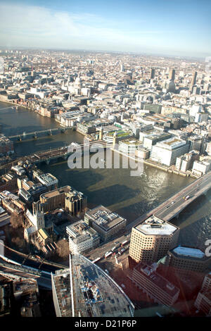 Die Aussicht von der Shard gegenüber Bank einschließlich der Themse, London Bridge, London Bridge Pier, Southwark Bridge, Minerva House, Southwark Cathedral und St. Pauls Cathedral, auf Mittwoch, 9. Januar 2013, London, England, Vereinigtes Königreich Stockfoto