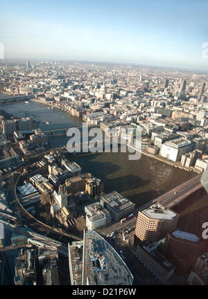 Die Aussicht von der Shard gegenüber Bank einschließlich der Themse, London Bridge, London Bridge Pier, Southwark Bridge, Millennium Bridge, Blackfriars Bridge, Minerva House, Southwark Cathedral und St. Pauls Cathedral, auf Mittwoch, 9. Januar 2013, London, England, Vereinigtes Königreich Stockfoto