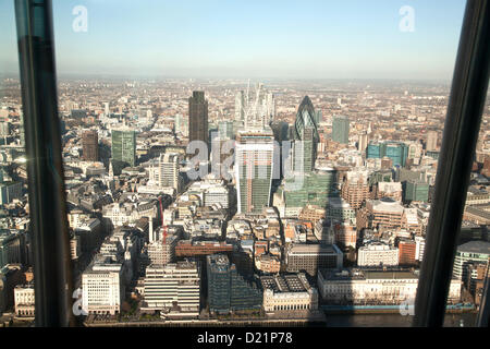 Die Aussicht von der Shard, gegenüber der City of London, darunter 30 St. Mary Axe (The Gherkin), Tower 42 und dem Willis Building, auf Mittwoch, 9. Januar 2013, London, England, Vereinigtes Königreich Stockfoto