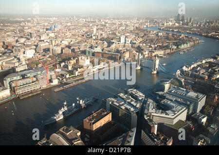 Die Aussicht von der Shard, in Richtung Tower Hill einschließlich der Themse, Tower Bridge, der Tower of London, HMS Belfast, Rathaus, mehr London Riverside und Canary Wharf in den Abstand auf Mittwoch, 9. Januar 2013, London, England, Vereinigtes Königreich Stockfoto