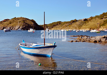 Kleines Boot in Port Lligat in Spanien gelegen Dorf von Salvador Dalí an der Costa Brava im Nordosten Katalonien in Spanien. Stockfoto