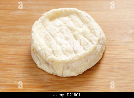 Eine Runde der französischen Saint-Marcellin Käse auf einer Käseplatte. Stockfoto