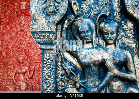 Geschnitzten und bemalten Tafeln Darstellung Apsaras an Wat Phnom, Phnom Penh, Kambodscha, Indochina. Stockfoto