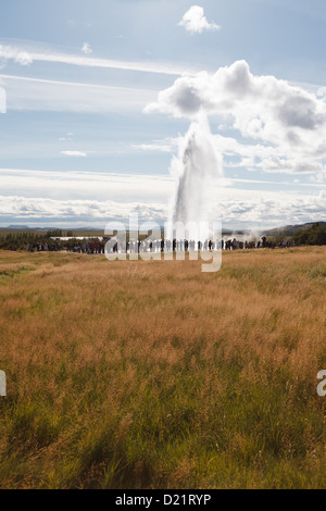 Der Geysir Strokkur bricht am Geysir, Island Stockfoto