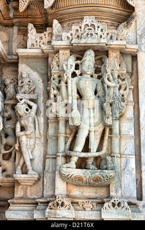Antike Sonnentempel in Ranakpur. Jain Tempel schnitzen. Ranakpur, Rajasthan, Pali Bezirk, Udaipur, Indien. Asien. Stockfoto