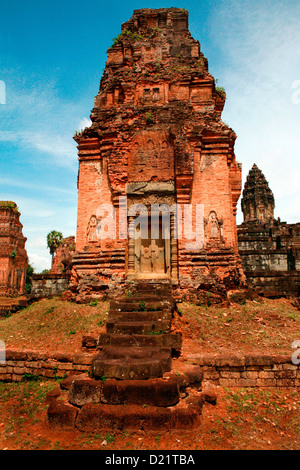 Blick auf den Tempel Bakong, Teil der Roluos-Gruppe in der Nähe von Angkor Wat, Siem Reap, Kambodscha, Indochina. Stockfoto