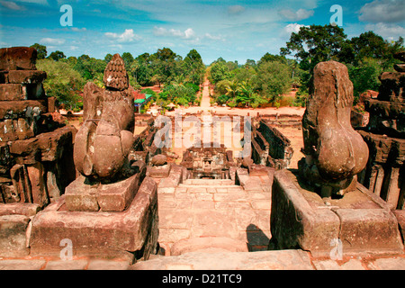 Blick auf den Tempel Bakong, Teil der Roluos-Gruppe in der Nähe von Angkor Wat, Siem Reap, Kambodscha, Indochina. Stockfoto