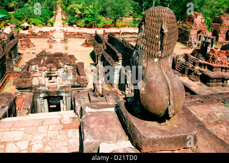 Blick auf den Tempel Bakong, Teil der Roluos-Gruppe in der Nähe von Angkor Wat, Siem Reap, Kambodscha, Indochina. Stockfoto