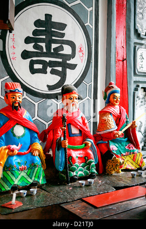 Statuetten in einem Local Hero Tempel auf Jinsuo Insel, Erhai See, in der Nähe von Südwesten, Dali, Yunnan, China. Stockfoto