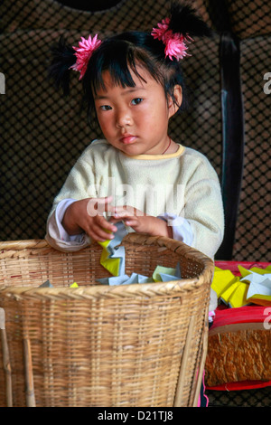 Porträt eines jungen Mädchens in einem Tempel auf Jinsuo Insel auf Erhai See, in der Nähe von Dali, Yunnan, Südwestchina. Stockfoto