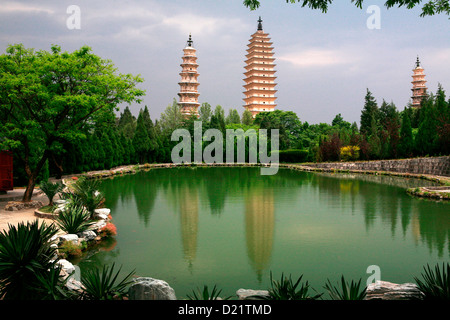 Blick auf die drei Pagoden in Dali, Yunnan, Südwesten, China. Stockfoto