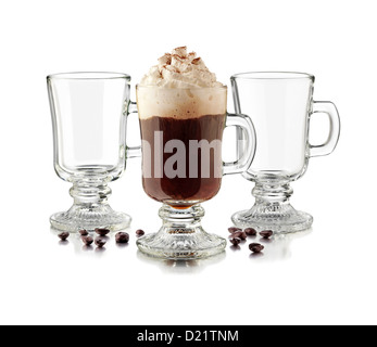 große Tasse Latte Kaffee und Kaffeebohnen isoliert auf weißem Hintergrund Stockfoto