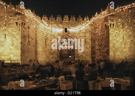 Festliche Lichter Dekoration Damaskus Tor während des muslimischen Fastenmonats Ramadan in der Altstadt von Jerusalem. Muslime weltweit beobachten, ein Monat des Fastens die erste Offenbarung des Qur'an Muhammad nach islamischen Glauben gedenken. Stockfoto