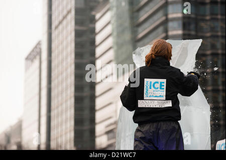 London, UK - 11. Januar 2012: Ice Festival 2013 Bildhauerei läuft bei Canary Wharf... Bildnachweis: Pcruciatti / Alamy Live News Stockfoto