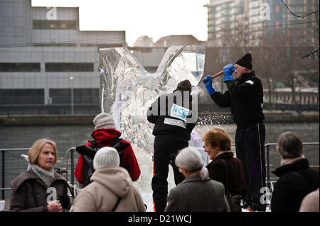 London, UK - 11. Januar 2012: Ice Festival 2013 Bildhauerei läuft bei Canary Wharf... Bildnachweis: Pcruciatti / Alamy Live News Stockfoto