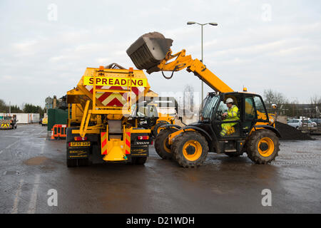 Essex Autobahnen Depot in Springfield, Chelmsford. Eines der vielen Winterstreudienste wird aus den 4000 Tonnen Steinsalz gespeichert auf dem Betriebshof in zentralen Essex geladen. Der Salzstreuer nimmt aus Kurs auf die Essex-Straßen später an diesem Abend in Vorbereitung auf Schnee und Eis, die voraussichtlich in den nächsten Tagen ankommen. Bildnachweis: Allsorts Stock Foto / Alamy Live News Stockfoto