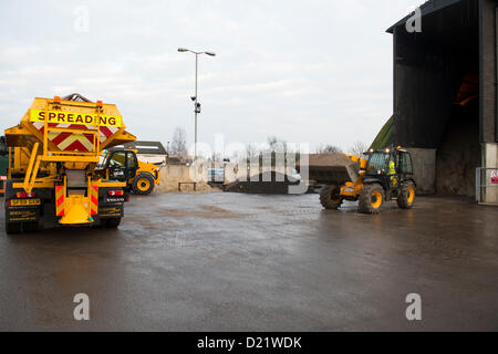 Essex Autobahnen Depot in Springfield, Chelmsford. Eines der vielen Winterstreudienste wird aus den 4000 Tonnen Steinsalz gespeichert auf dem Betriebshof in zentralen Essex geladen. Der Salzstreuer nimmt aus Kurs auf die Essex-Straßen später an diesem Abend in Vorbereitung auf Schnee und Eis, die voraussichtlich in den nächsten Tagen ankommen. Bildnachweis: Allsorts Stock Foto / Alamy Live News Stockfoto