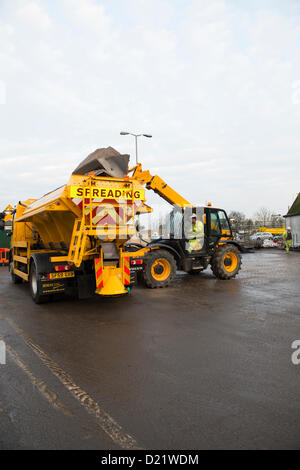 Essex Autobahnen Depot in Springfield, Chelmsford. Eines der vielen Winterstreudienste wird aus den 4000 Tonnen Steinsalz gespeichert auf dem Betriebshof in zentralen Essex geladen. Der Salzstreuer nimmt aus Kurs auf die Essex-Straßen später an diesem Abend in Vorbereitung auf Schnee und Eis, die voraussichtlich in den nächsten Tagen ankommen. Bildnachweis: Allsorts Stock Foto / Alamy Live News Stockfoto