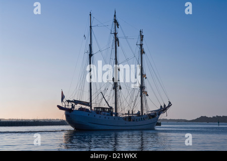 Die Artemis groß Schiff im Morgengrauen in Poole harbour Stockfoto