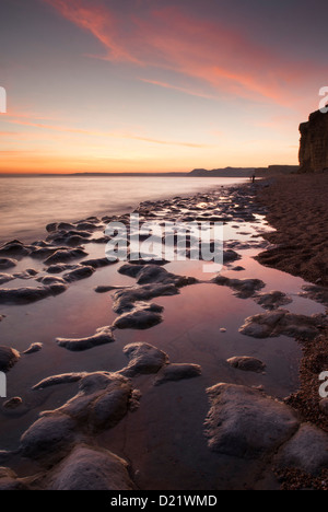 Sonnenuntergang bei Burton Bradstock Strand Dorset UK Stockfoto