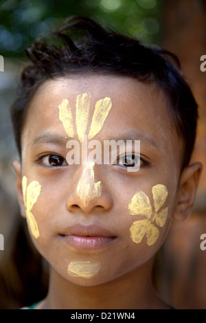 wunderschöne Birma Mädchen mit Tanaka in Bagan, Myanmar, Burma Stockfoto