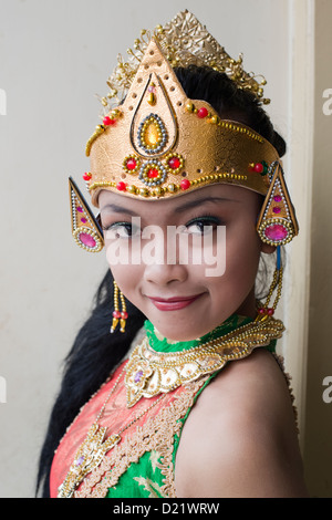 Eine junge Frau in traditioneller Kleidung stellt, bevor er zu eine Erntedankfest Parade im Dorf Tumpang, Java, Indonesien Stockfoto