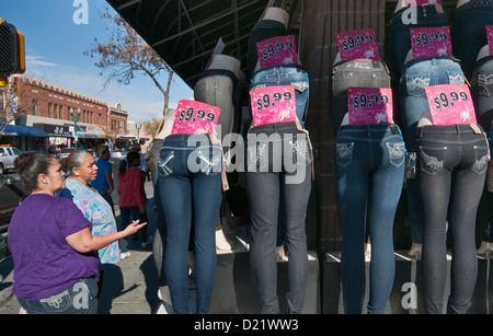 Jeans-Display ulica S El Paso in El Paso, Texas, USA Stockfoto