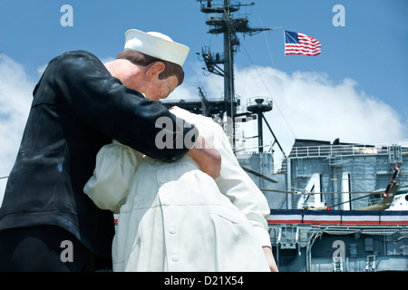 Historische 2007 bedingungslose Kapitulation KISS SKULPTUR (© SEWARD JOHNSON 2005) USS MIDWAY MOLE PARK SAN DIEGO Kalifornien USA Stockfoto