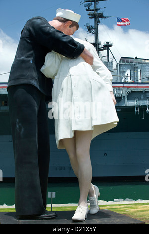 Historische 2007 bedingungslose Kapitulation KISS SKULPTUR (© SEWARD JOHNSON 2005) USS MIDWAY MOLE PARK SAN DIEGO Kalifornien USA Stockfoto