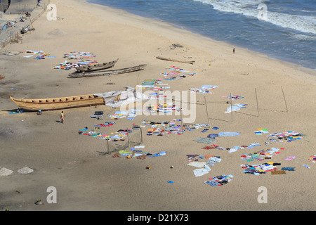 Wäscheständer auf dem Strand in Jamestown, Accra, Ghana Stockfoto