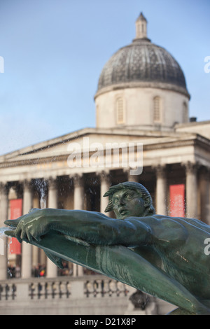 Skulptur von Triton am Trafalgar Square mit der National Gallery in den Hintergrund, Zentral-London, England, Vereinigtes Königreich Stockfoto