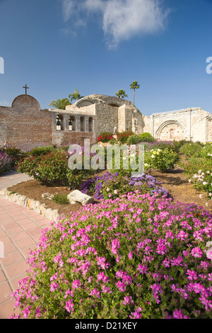 BLUMEN KIRCHENRUINE GARTEN GROßE STEINERNE MISSION SAN JUAN CAPISTRANO ORANGE COUNTY KALIFORNIEN USA Stockfoto