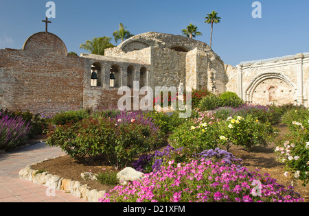 BLUMEN KIRCHENRUINE GARTEN GROßE STEINERNE MISSION SAN JUAN CAPISTRANO ORANGE COUNTY KALIFORNIEN USA Stockfoto