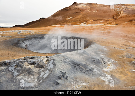 Dampfenden Mudpool im Hverir, Krafla Vulkangebiet, Nordosten Islands Stockfoto
